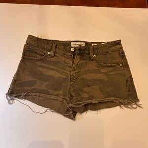 Lucky Brand "The Cut Off" Green Camo Denim Shorts Frayed Hem SZ 2